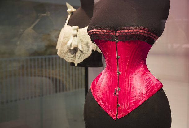 victoria-albert-museum-undressed-pink-corset