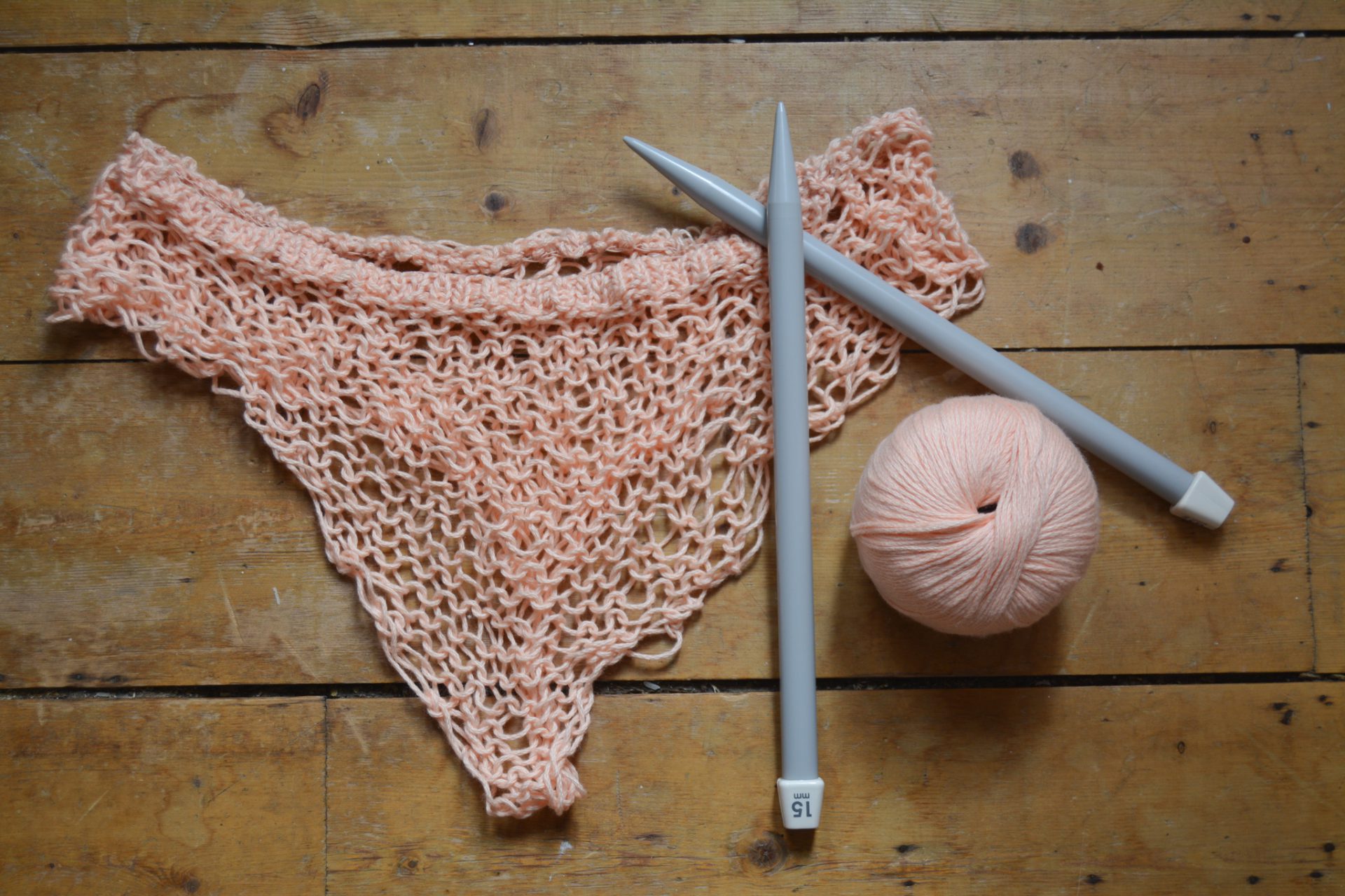 Knitted shorts by Tejiendo la isla: a refreshing pattern to knit in summer