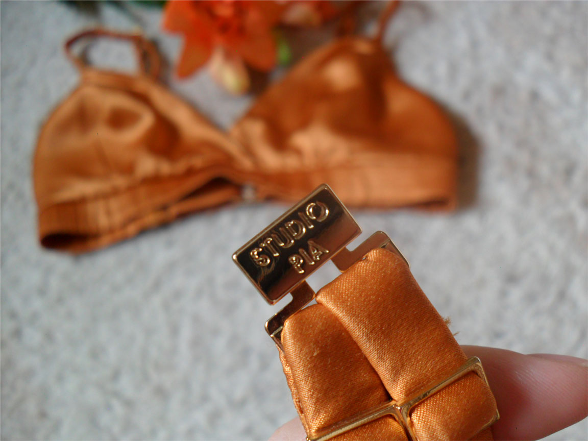Studio Pia lingerie, gold-plated clasp detail