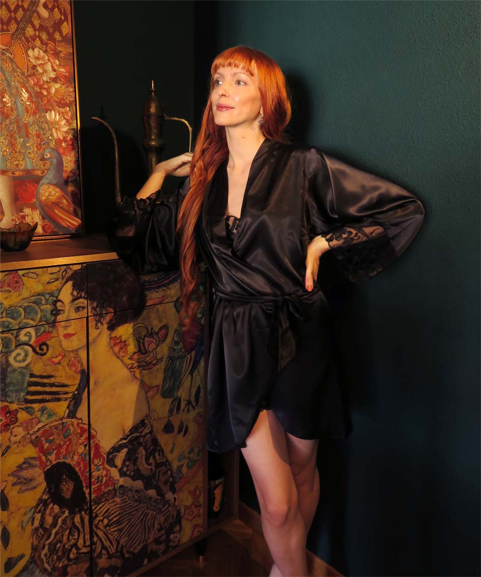 Phara d'Or Valerie satin kimono robe